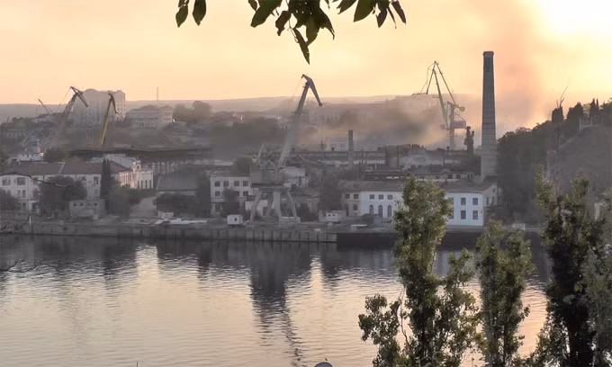 Nhà máy đóng tàu tại Sevastopol, Crimea bị trúng tên lửa Ukraine.