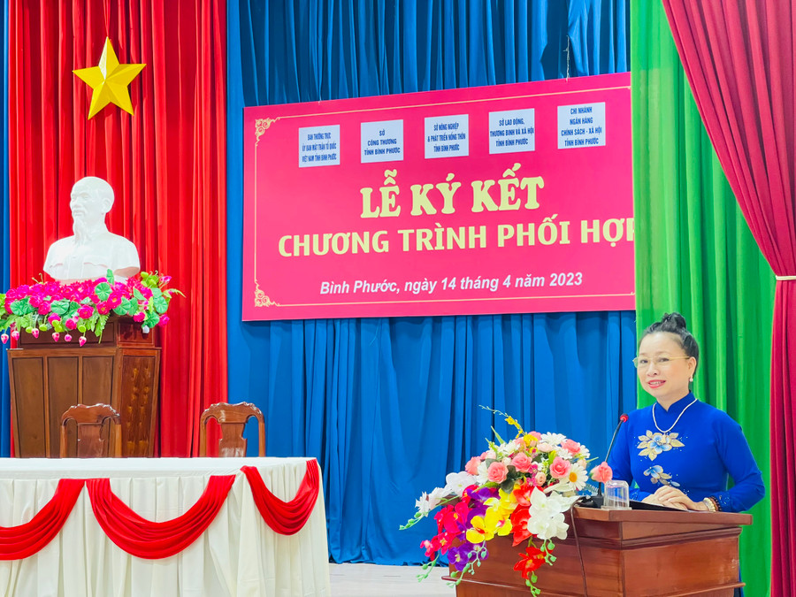 Bà Lê Thị Xuân Trang, Ủy viên Ban Thường vụ, Trưởng Ban Dân vận Tỉnh ủy phát biểu tại hội nghị Bà Lê Thị Xuân Trang, Ủy viên Ban Thường vụ, Trưởng Ban Dân vận Tỉnh ủy phát biểu tại hội nghị