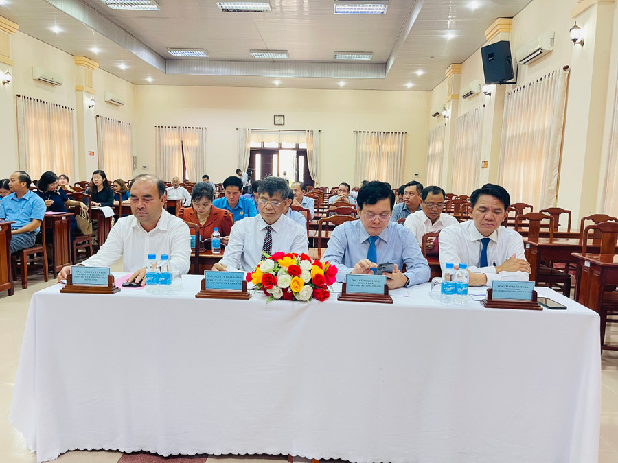 Từ trái qua phải, ông Nguyễn Tấn Hải, Ủy viên Ban Thường vụ, Phó Chủ tịch HĐND tỉnh; ông Nguyễn Thanh Bình, Phó Chủ tịch Uỷ ban MTTQ Việt Nam tỉnh; ông Vũ Ngọc Long, Giám đốc Sở Công thương; ông Mai Xuân Tuấn, Phó Giám đốc Sở Lao động, Thương binh và Xã hội. Từ trái qua phải, ông Nguyễn Tấn Hải, Ủy viên Ban Thường vụ, Phó Chủ tịch HĐND tỉnh; ông Nguyễn Thanh Bình, Phó Chủ tịch Uỷ ban MTTQ Việt Nam tỉnh; ông Vũ Ngọc Long, Giám đốc Sở Công thương; ông Mai Xuân Tuấn, Phó Giám đốc Sở Lao động, Thương binh và Xã hội.