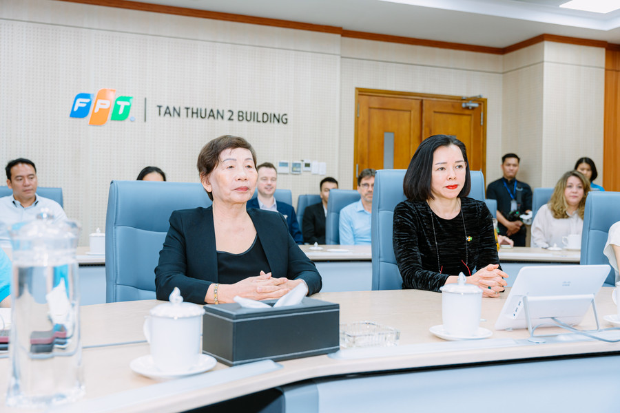 Bà Trương Thanh Thanh (trái), Chủ tịch Hội đồng Quản lý Quỹ Hy Vọng và bà Nguyễn Bạch Điệp (phải), Chủ tịch Hội đồng quản trị FPT Retail, kiêm Tổng giám đốc FPT Long Châu.