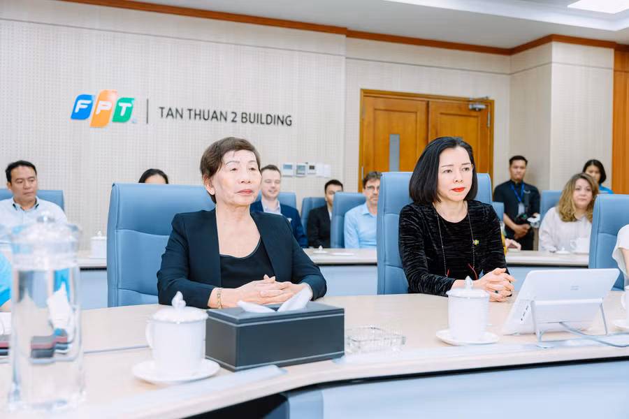 Bà Trương Thanh Thanh (trái), Chủ tịch Hội đồng Quản lý Quỹ Hy Vọng và bà Nguyễn Bạch Điệp (phải), Chủ tịch Hội đồng quản trị FPT Retail, kiêm Tổng giám đốc FPT Long Châu.