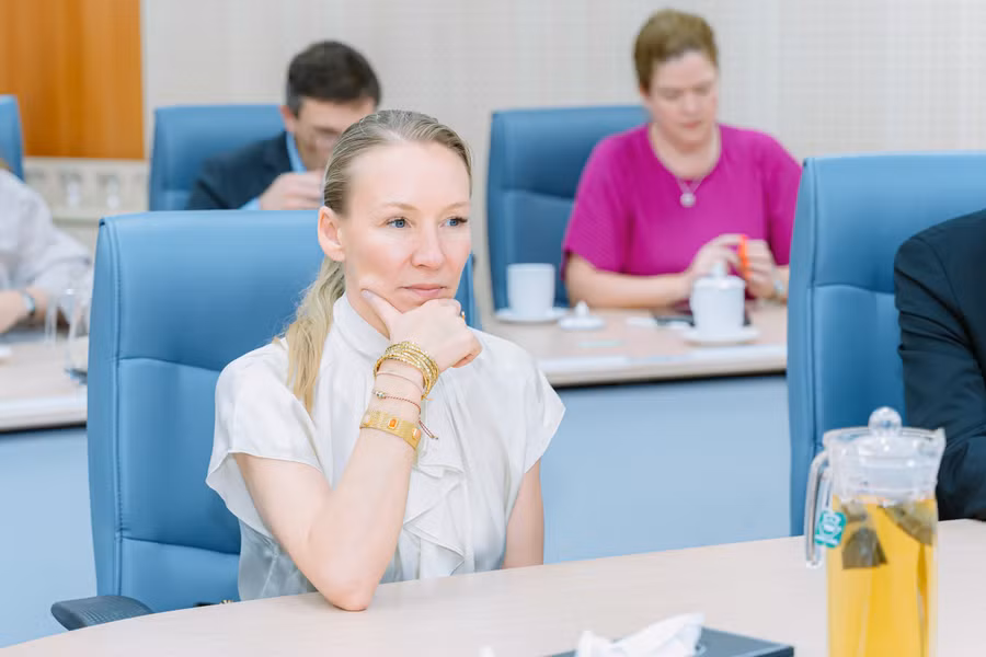 Về phía Sanofi, có sự hiện diện của bà Julie Van-Ongevalle, Tổng Giám đốc toàn cầu ngành hàng chăm sóc sức khỏe, Tập đoàn Sanofi Pháp.