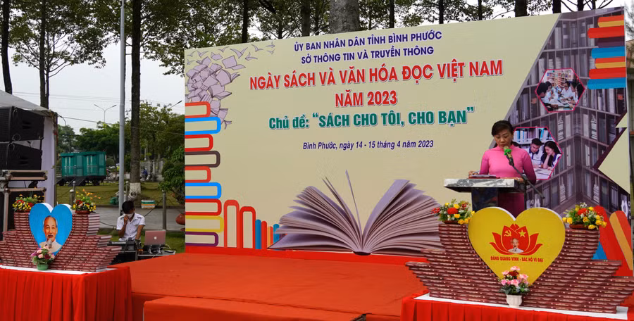 Bà Huỳnh Thanh Tú, Trưởng phòng Báo chí Sở Thông tin và Truyền thông tỉnh Bình Phước phát biểu dẫn chương trình.