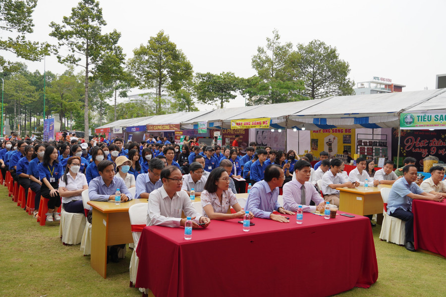Đại biểu, khách mời và thanh niên tham dự chương trình. Đại biểu, khách mời và thanh niên tham dự chương trình.