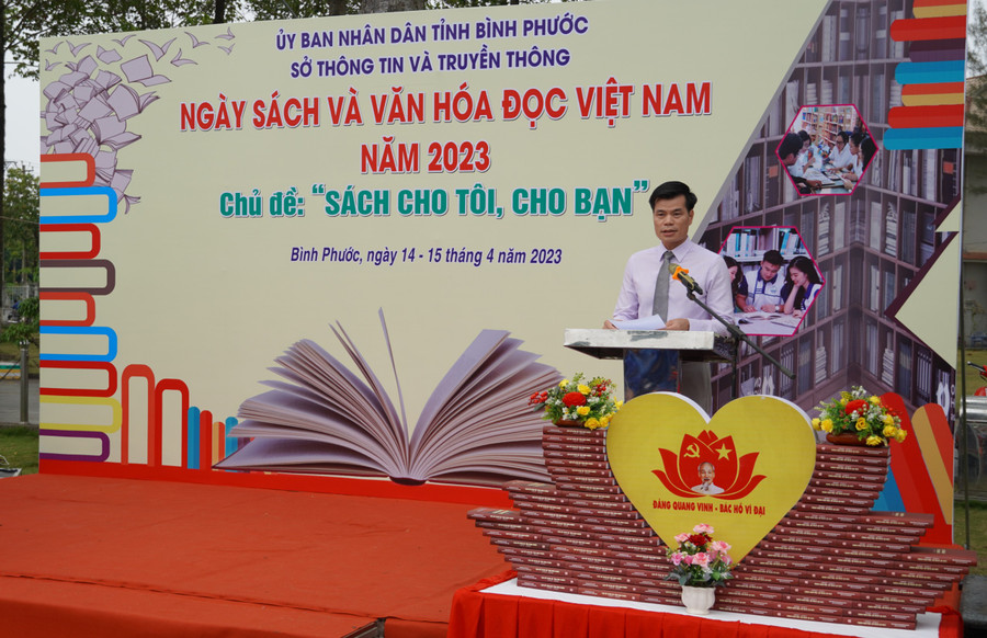 Ông Nông Hồng Thức, Phó Giám đốc Sở Thông tin và Truyền thông tỉnh Bình Phước nhận định tầm quan trọng của việc đọc sách. Ông Nông Hồng Thức, Phó Giám đốc Sở Thông tin và Truyền thông tỉnh Bình Phước nhận định tầm quan trọng của việc đọc sách.