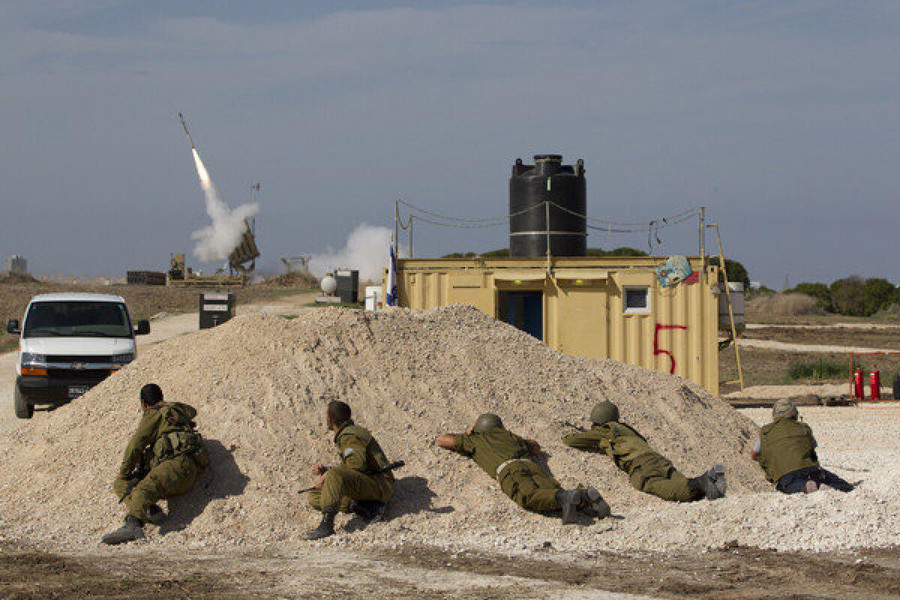 Hệ thống Iron Dome phóng đạn đánh chặn.