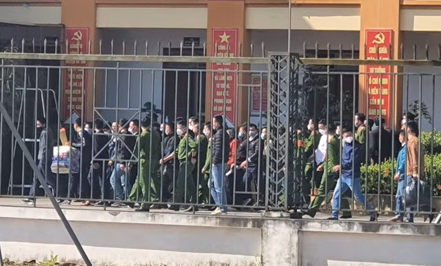 Quang cảnh dẫn giải bị can Vũ Đức Tuấn.