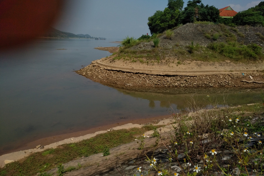 Cửa nước sông Đà tự chảy vào trạm bơm của Nhà máy nước cạn phơi. Như vậy người dân Hà Nội đang dùng nước hồ Đồng Bài do các con suối, khe nước chảy vào là chính hay nước mặt sông Đà được bơm vào? Tận dụng nước hồ, nước suối càng nhiều thì chi phí cho bơm nước mặt sông Đà vào sản xuất càng thấp, lợi nhuận của chủ đầu tư Nhà máy nước sạch sông Đà càng tăng. Chỉ có người dân Hà Nội là nhận trái đắng vì họ tưởng được "ăn" nước sông Đà.