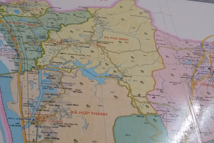 Hồ Đồng Bài, các đường chỉ màu xanh là suối và khe nước (có nước sinh hoạt của người dân) chảy vào hồ, không phải nước sông Đà.