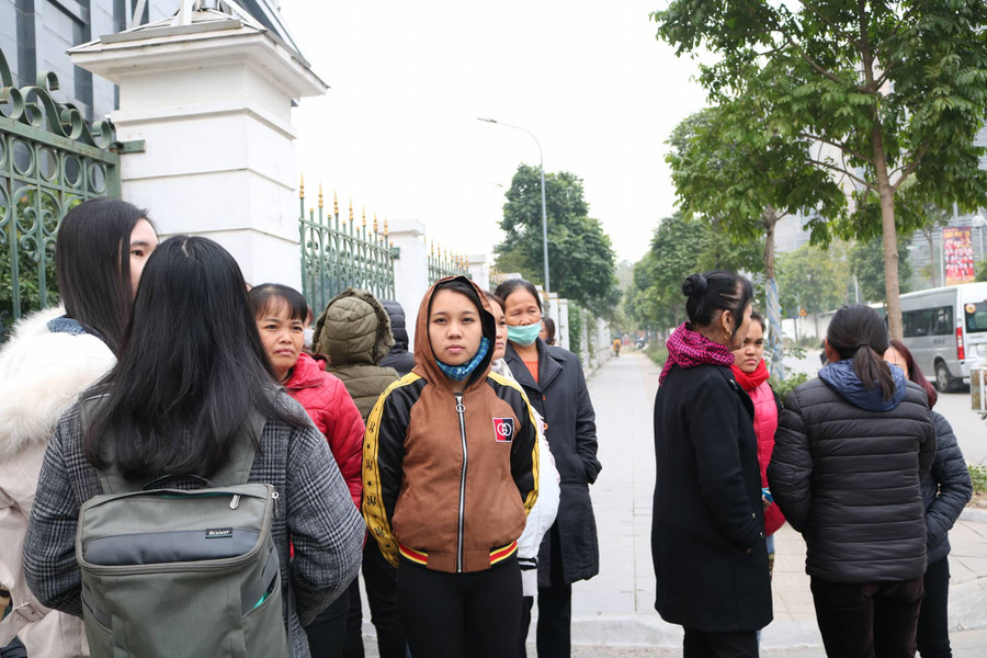 Mặc dù 8h30 tòa mới bắt đầu xét xử, nhưng từ rất sớm người thân của các nạn nhân đã có mặt trước cổng tòa