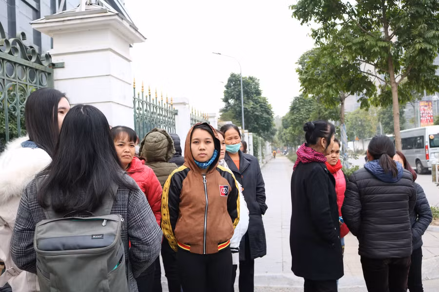 Mặc dù 8h30 tòa mới bắt đầu xét xử, nhưng từ rất sớm người thân của các nạn nhân đã có mặt trước cổng tòa