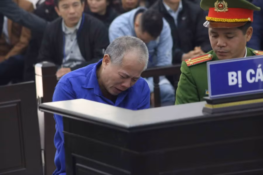 Kẻ sát nhân đã khóc khi được nhắc lại vụ án