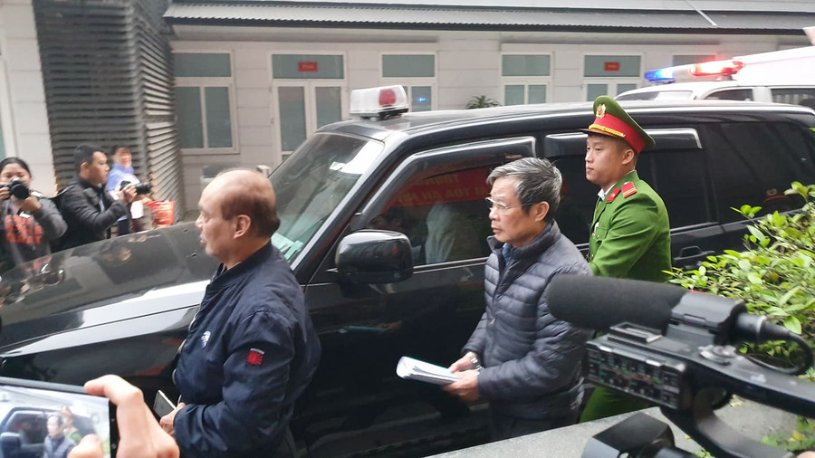 Ông Son cầm một tập tài liệu trên tay