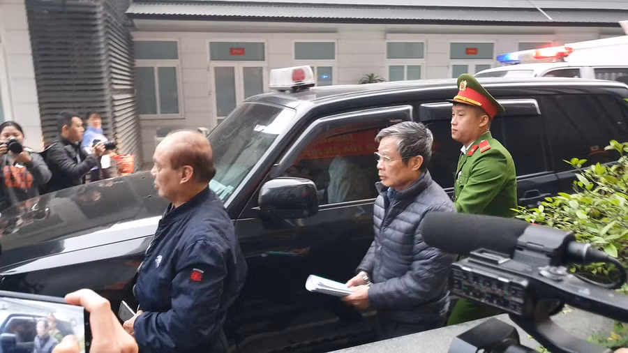 Ông Son cầm một tập tài liệu trên tay