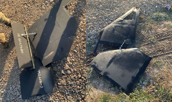 Phần còn lại của chiếc UAV màu đen với dòng chữ Geran-2 được tìm thấy ở Ukraine hôm 25/11.