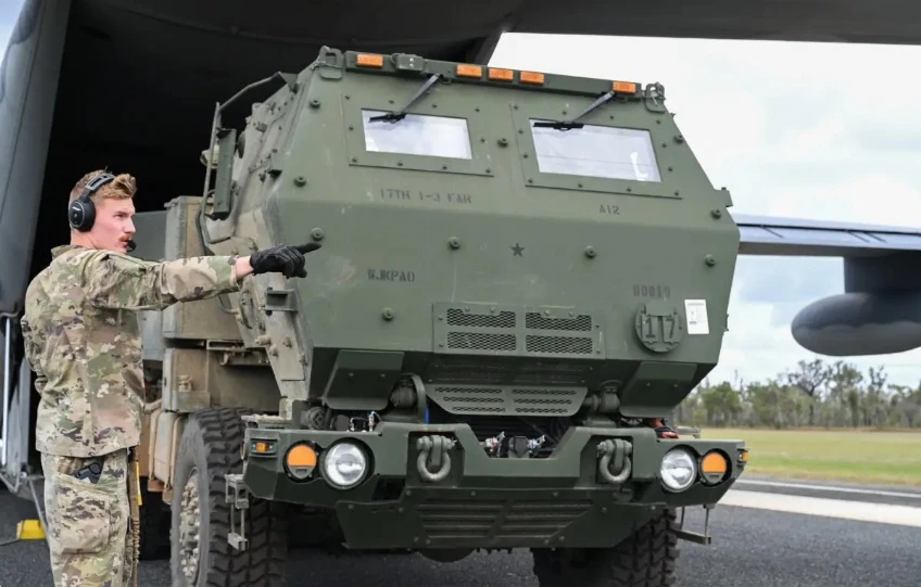 Hệ thống HIMARS được sử dụng để phóng ATACMS.