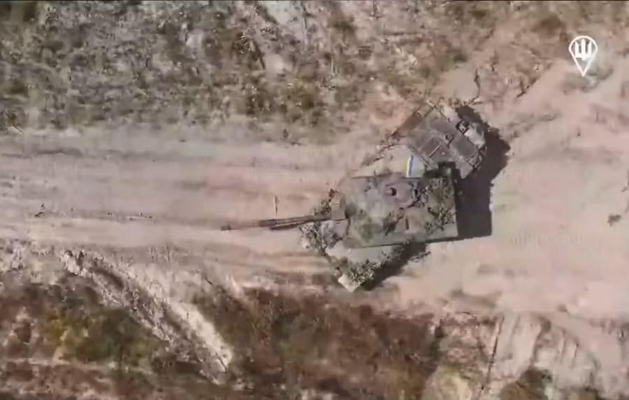 Tăng Challenger 2 của Ukraine trước khi bị phá hủy. 