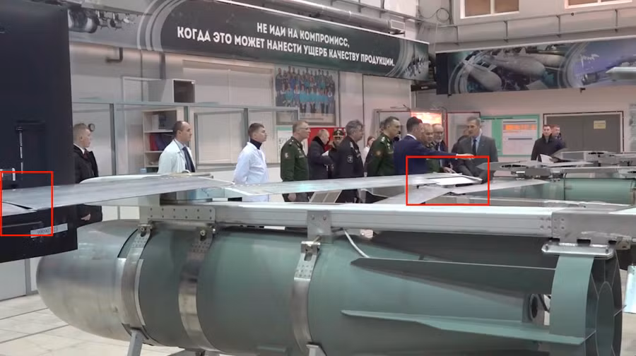 Ông Sergei Shoigu tham quan dây chuyền sản xuất bom FAB-1500.