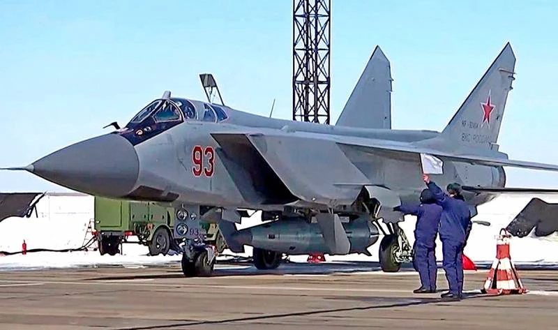 Tiêm kích MiG-31K mang theo tên lửa Kinzhal.