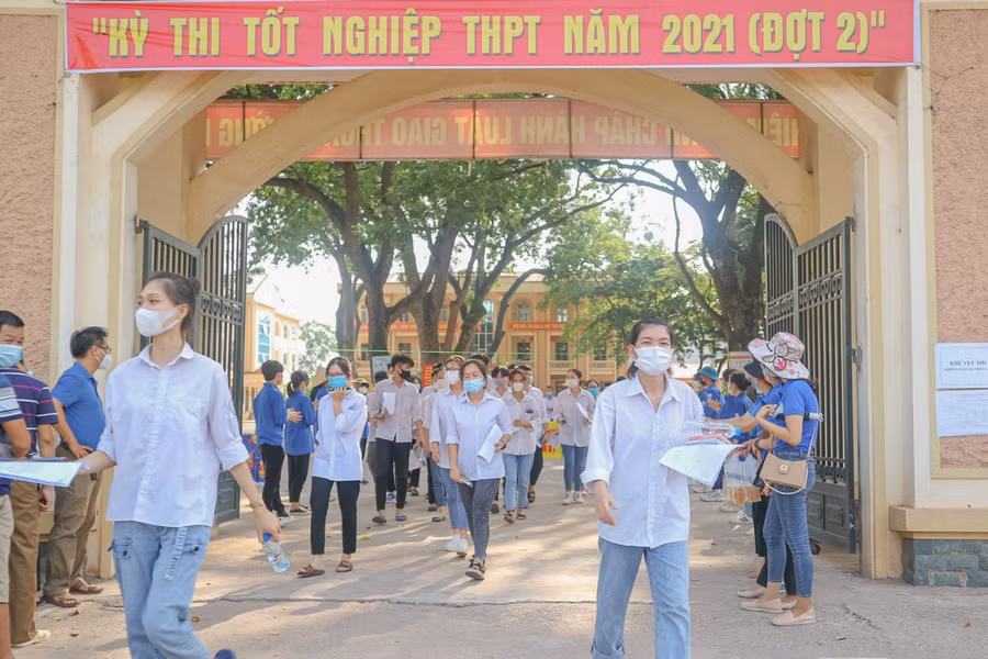 Kết thúc môn Ngoại ngữ, thí sinh ra về không quên thực hiện nghiêm công tác phòng dịch.