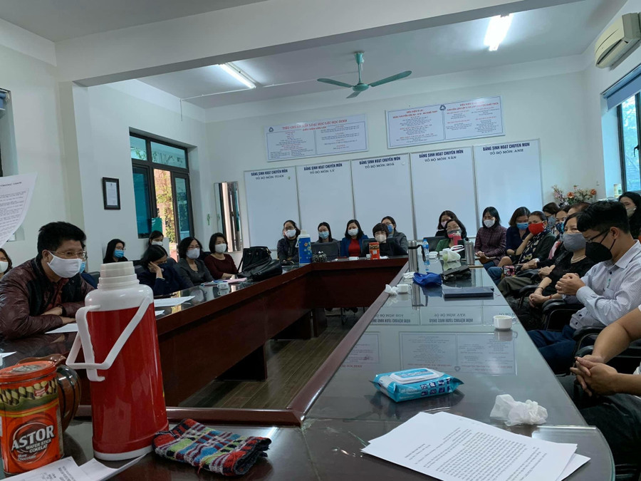 Các thày cô trường Lương Thế Vinh tại một buổi họp bàn giải pháp truyền đạt kiến thức cho học sinh toàn trường khi mà học sinh không thể đến trường vì dịch Covid- 19 Các thày cô trường Lương Thế Vinh tại một buổi họp bàn giải pháp truyền đạt kiến thức cho học sinh toàn trường khi mà học sinh không thể đến trường vì dịch Covid- 19