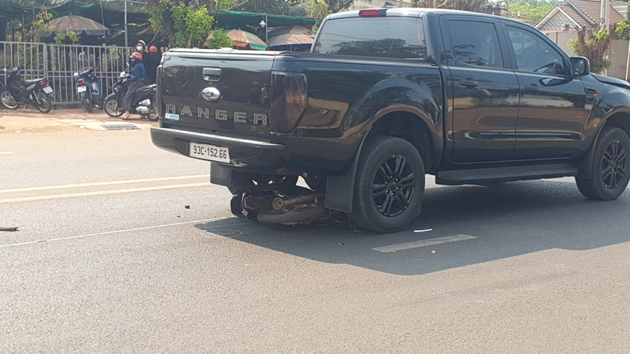 Cả hai phương tiện va chạm đều hư hỏng nặng nề (Nguồn: Facebook)