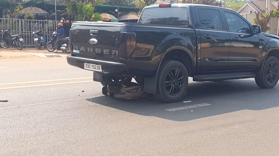 Cả hai phương tiện va chạm đều hư hỏng nặng nề (Nguồn: Facebook)