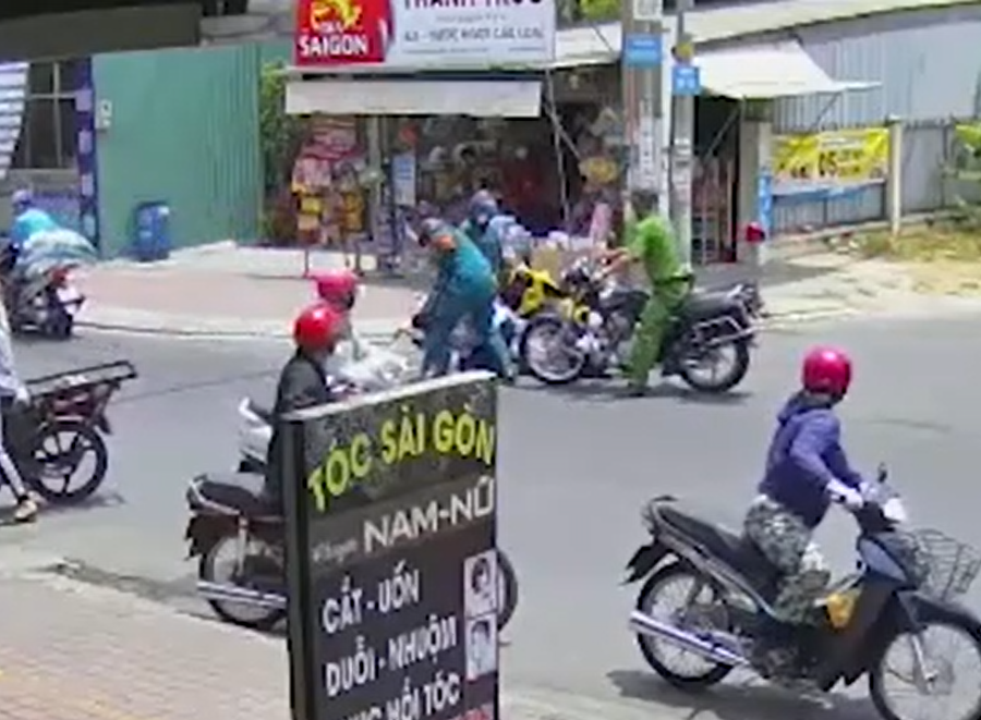 Mặc sự hiện diện của cảnh sát tuần tra tại hiện trường, DQTV này vẫn kéo nam sinh khỏi xe máy và thực hiện hành vi trấn áp (Nguồn: Cắt từ clip)