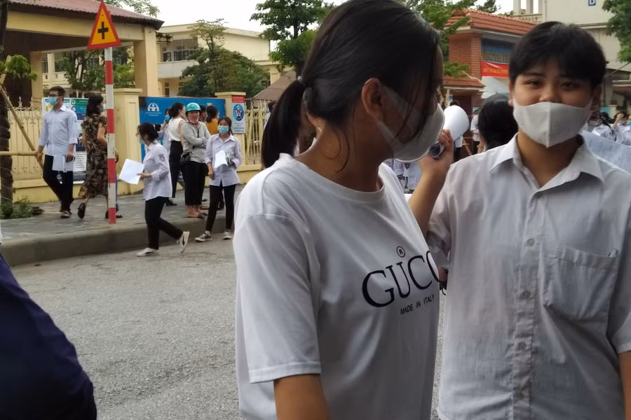 "Ổn rồi, mình không nghĩ nhiều về điểm, đợi mai thi xong đã"- hai nữ sinh tại điểm thi Trường THPT Đinh Tiên Hoàng, Ninh Bình vui vẻ thống nhất với các bạn và cô giáo sau khi thi xong môn toán.