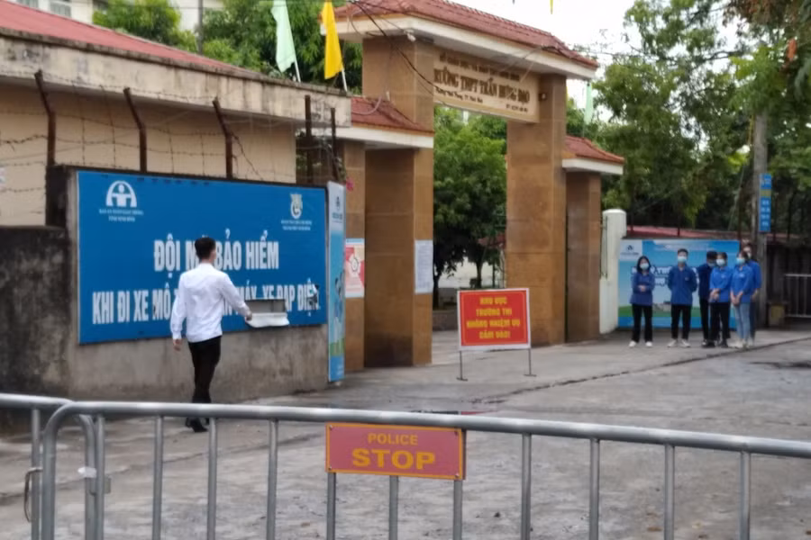 Thí sinh đến điểm thi trường THPT Trần Hưng Đạo (Ninh Bình) từ rất sớm.