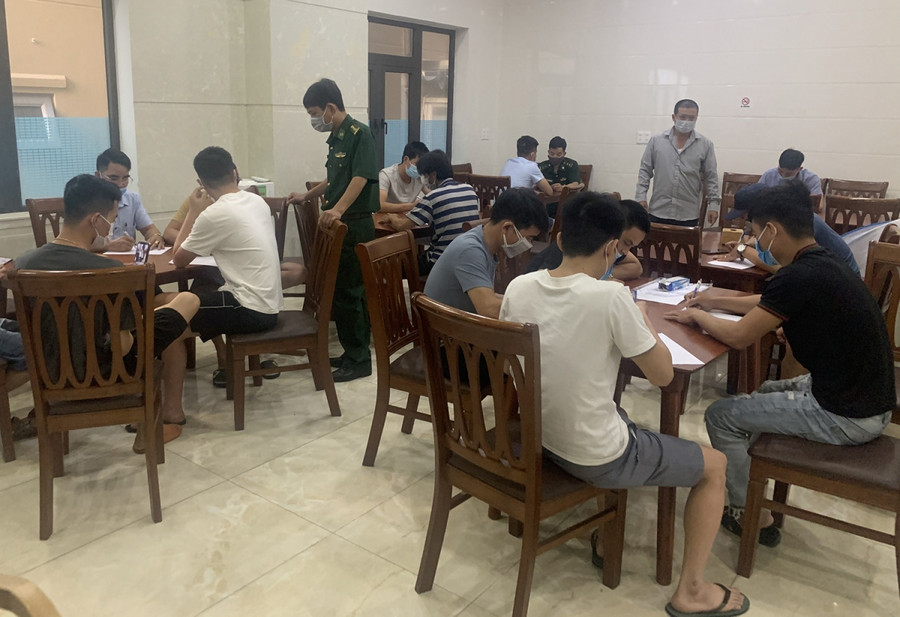 Các nạn nhân trình báo vụ việc đến cơ quan hữu trách.