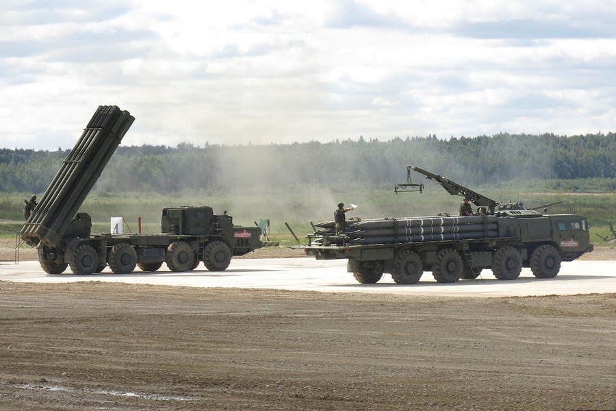 Nạp đạn cho hệ thống Smerch.