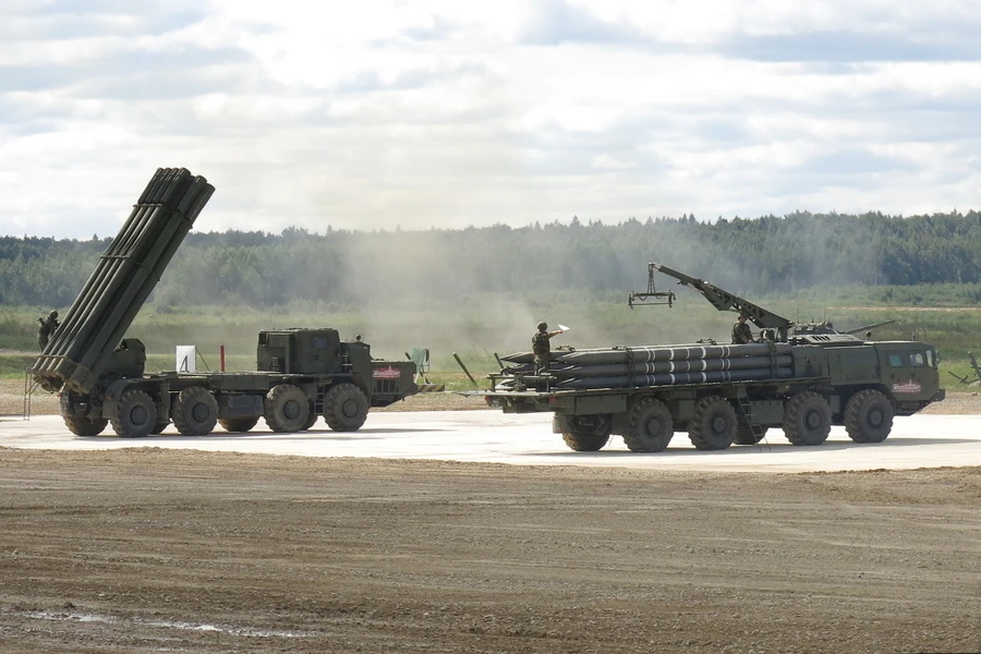 Nạp đạn cho hệ thống Smerch.