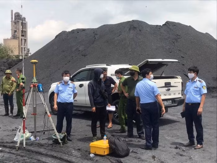 Lực lượng hữu trách tỉnh Hải Dương kiểm tra một bãi than lậu trên địa bàn.