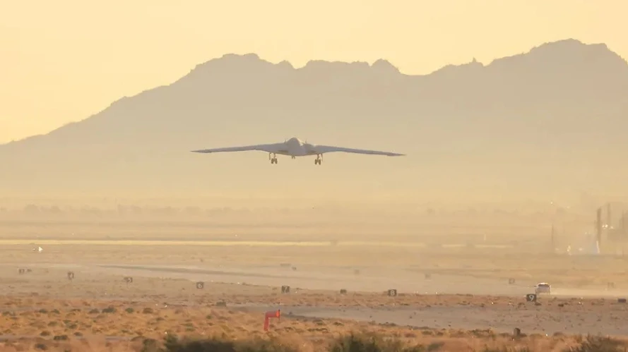 Máy bay B-21 Raider lần đầu cất cánh.