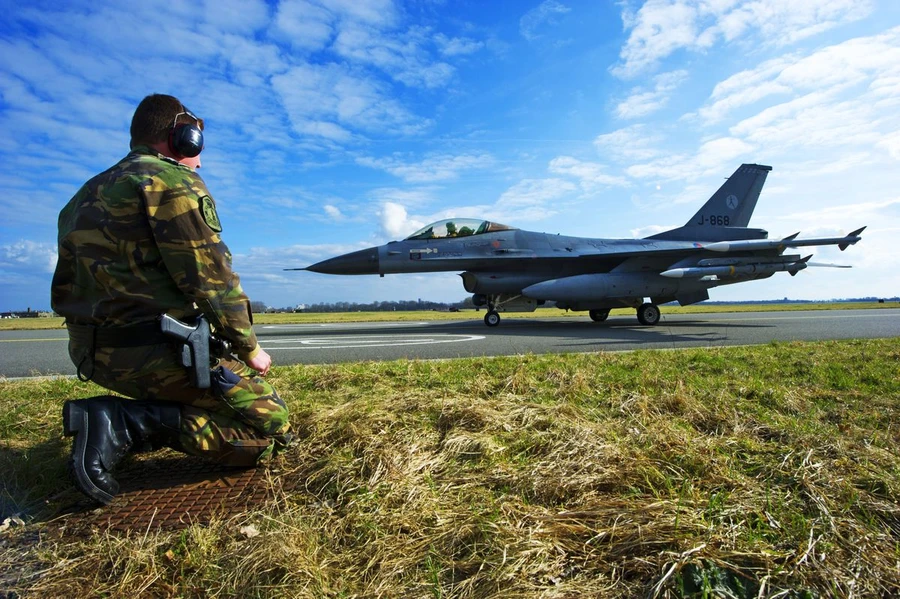 Tiêm kích F-16.