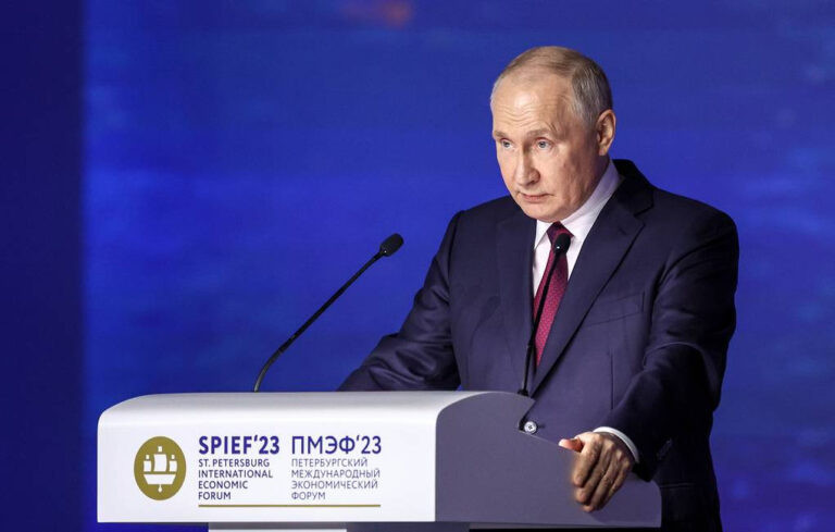 Tổng thống Nga Vladimir Putin phát biểu tại SPIEF.