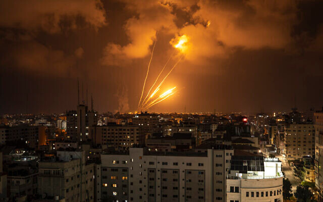 Hệ thống Iron Dome phóng mưa tên lửa đánh chặn. 