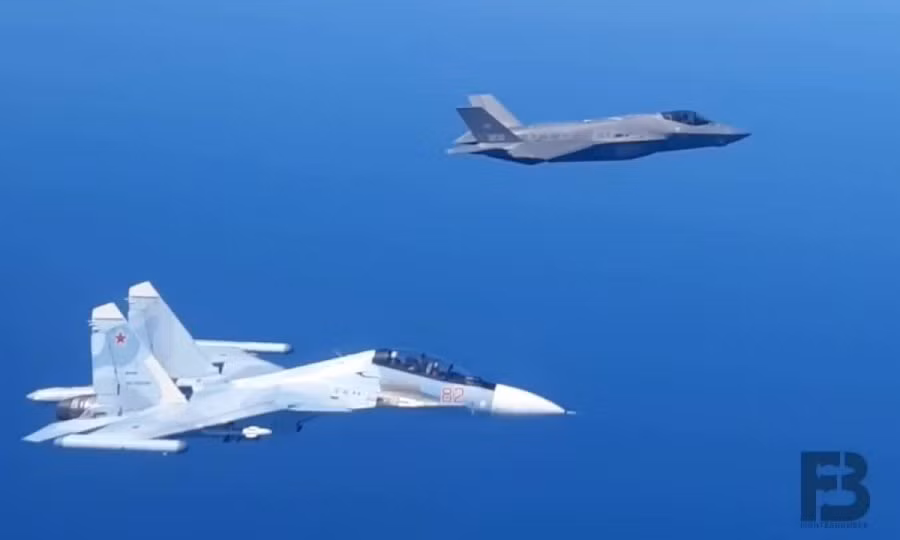 F-35 và tiêm kích Nga trong một lần áp sát nhau.
