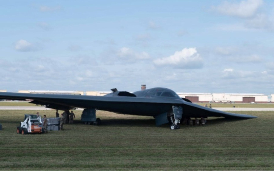 Máy bay B-2 Spirit gặp sự cố gãy càng khi hạ cánh. 