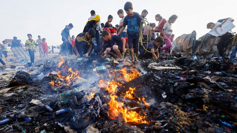 Hiện trường vụ không kích của Israel vào khu vực dành cho người sơ tán ở Rafah, nam Gaza.