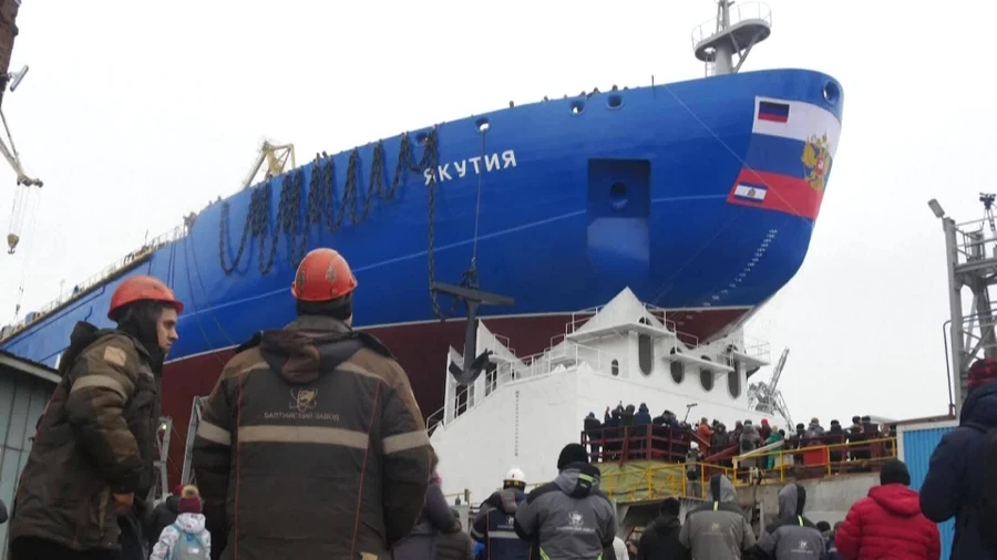 Tàu phá băng chạy bằng năng lượng hạt nhân Yakutia của Nga.