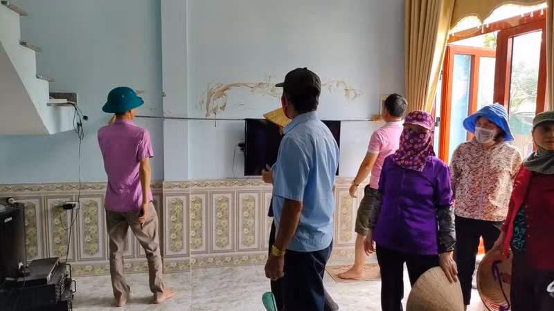 Vết máu bôi trên tường tầng 1 nhà ông Quân