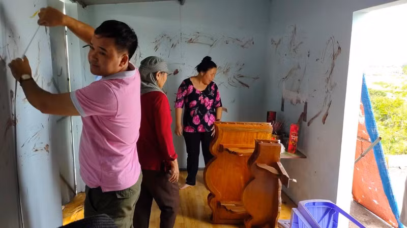 Ban thời nhà ông Quân bị bôi máu