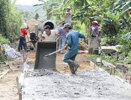 Người dân Vĩnh Phúc tham gia xây dựng công trình nông thôn mới