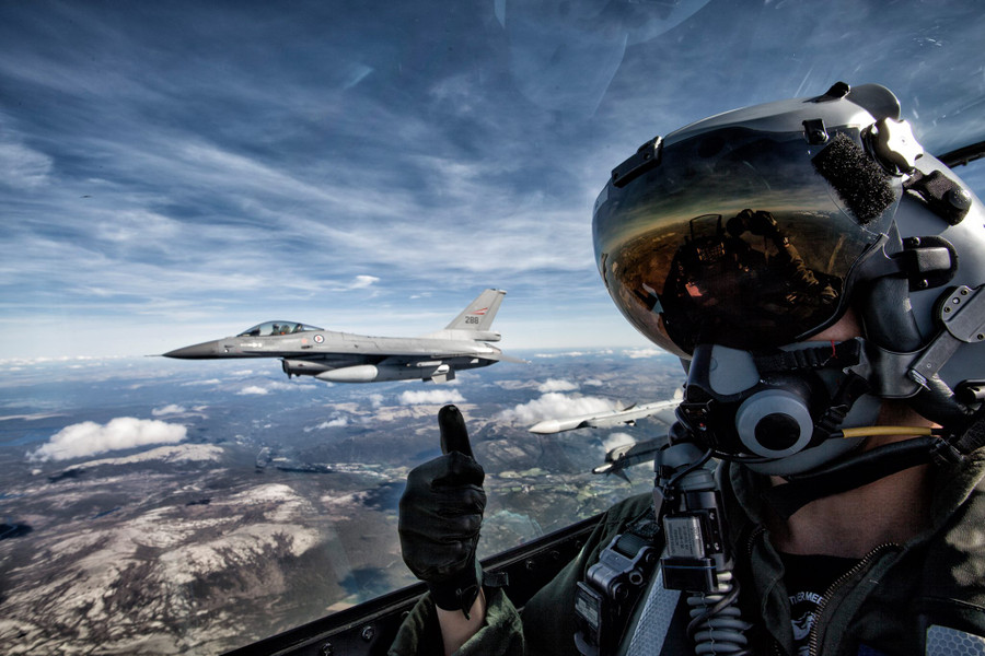 Tiêm kích F-16.