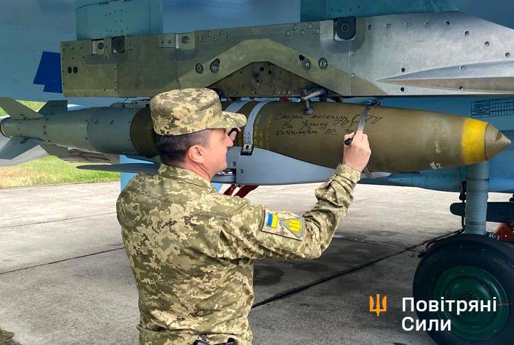 Bom JDAM-ER gắn trên tiêm kích Su-27 của Ukraine.