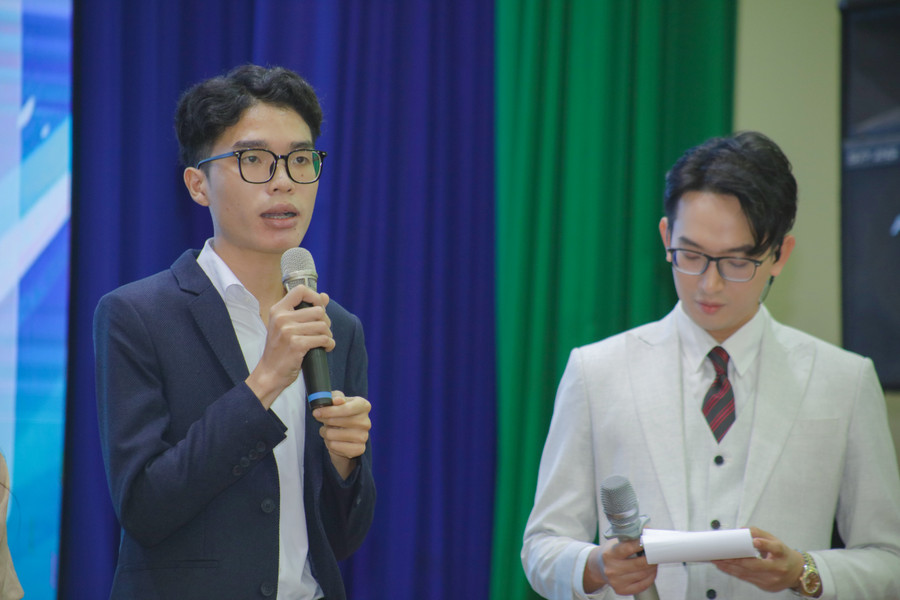 Tác giả Trần Văn Thiên (trái) - Trường ĐH Y Dược TPHCM, đạt giải Nhất mảng Thơ với cụm tác phẩm “Soi mình lên nước mắt”, “Giữa lòng đêm”, “Bay trên đồi dương liễu”.