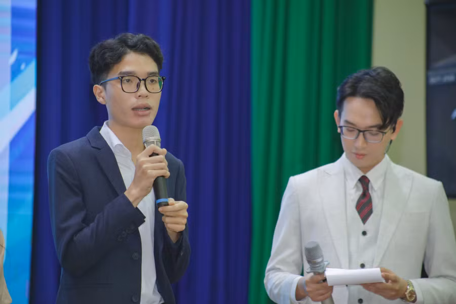 Tác giả Trần Văn Thiên (trái) - Trường ĐH Y Dược TPHCM, đạt giải Nhất mảng Thơ với cụm tác phẩm “Soi mình lên nước mắt”, “Giữa lòng đêm”, “Bay trên đồi dương liễu”.