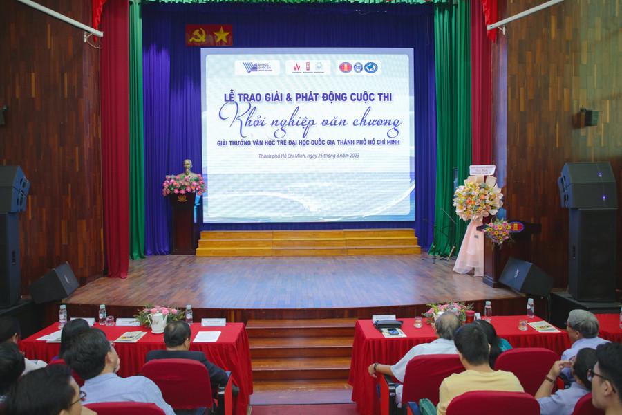 Đại biểu, khách mời và đông đảo sinh viên, thí sinh đạt giải tham dự chương trình.